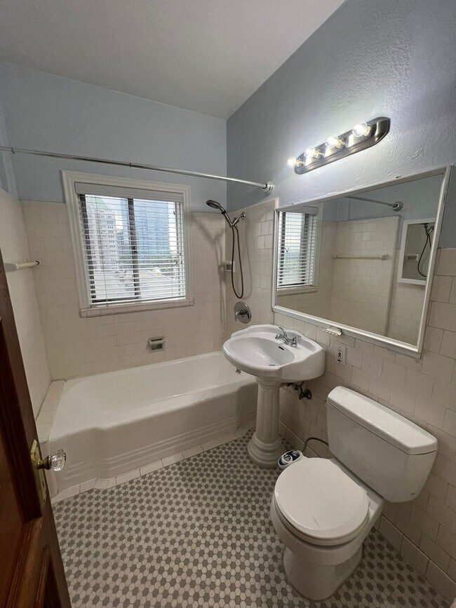 Foto del edificio - Beachfront Top-Floor 1BR at The St. Regis – Ocean Views + Utilities Included!