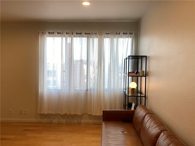 Building Photo - 533 S St Andrews Pl