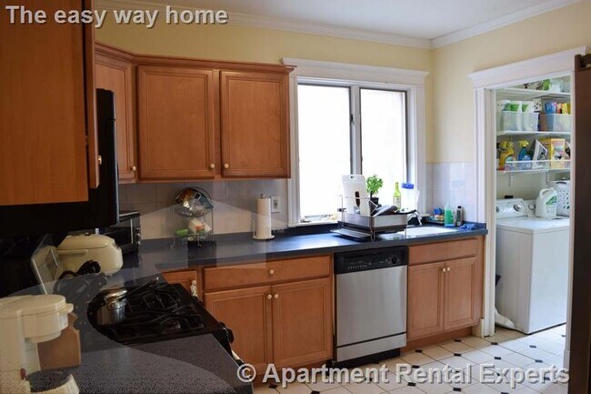 Building Photo - Large 2 bed condo in Mid-Cambridge with Pa...