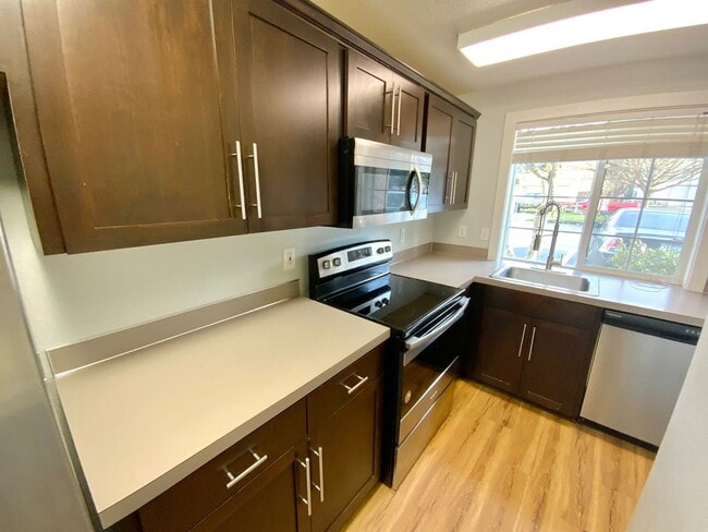 Building Photo - Large Updated 2 Bed, 1.5 Bath Townhouse w/ Washer & Dryer + Off-street Parking