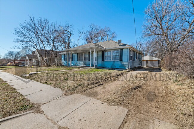 Building Photo - 2225 N Chautauqua St