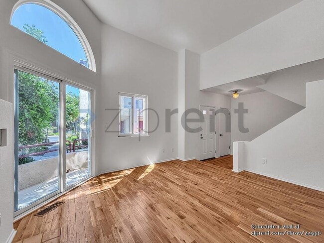 Foto del edificio - 228 Commons Ln