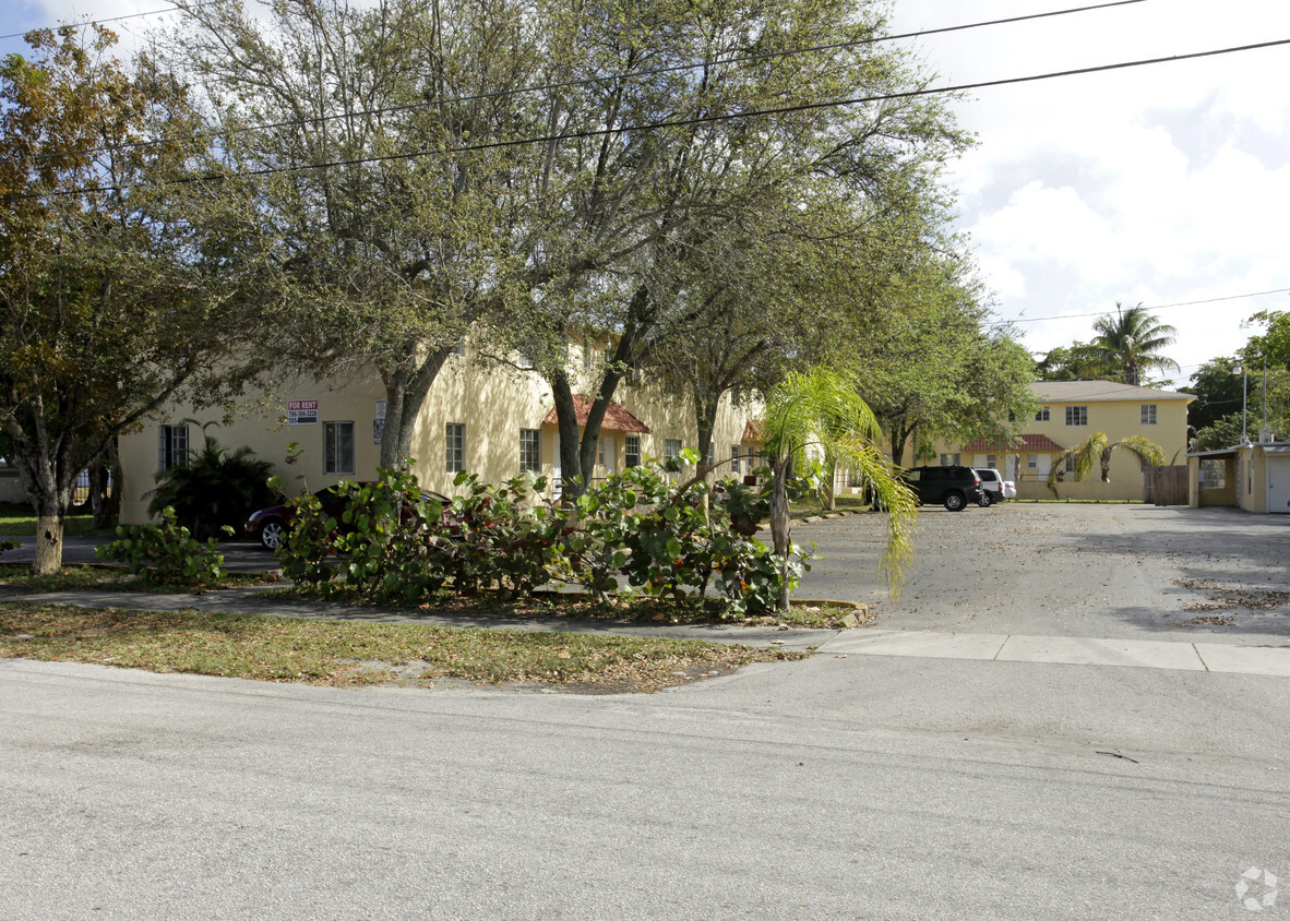 Primary Photo - Hampton Green Apartments