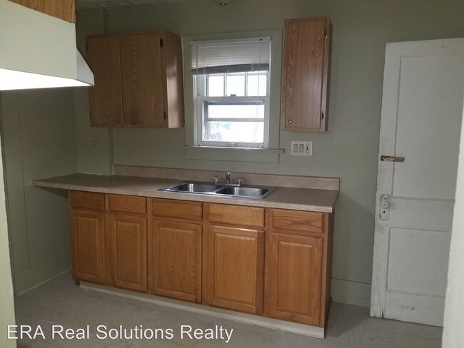 Building Photo - 2 br, 1 bath House - 615 South Oakley Avenue