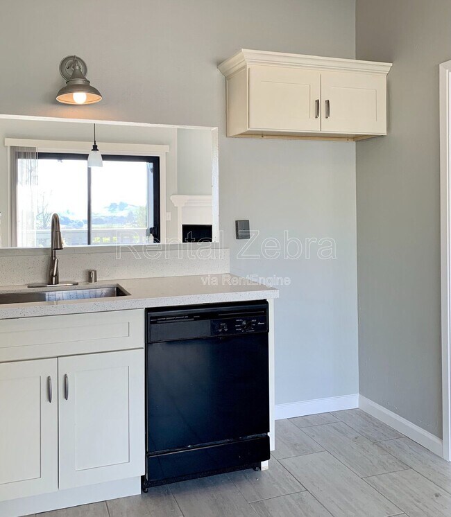 Foto del edificio - 1592 Ashwood Dr