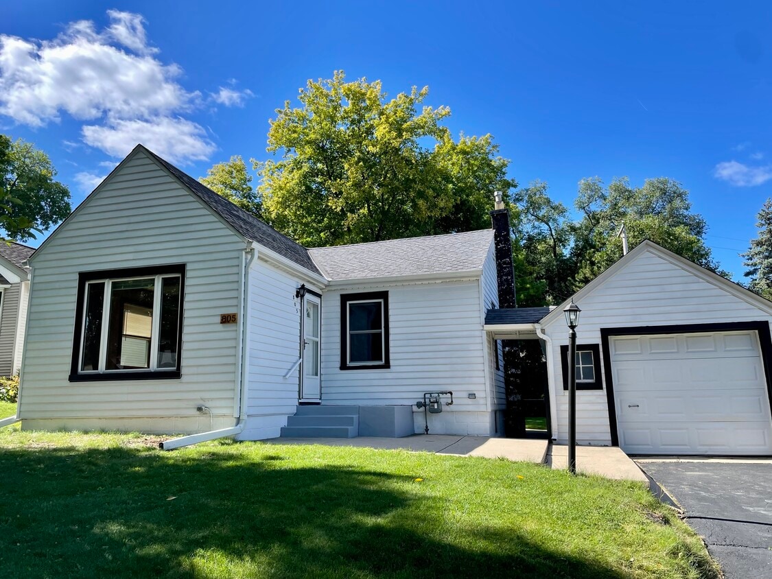 805 N 114th St, Wauwatosa, WI 53226 House Rental in Wauwatosa, WI