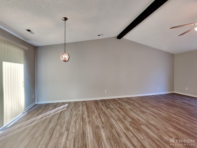 Foto del edificio - 5820 Old Meadow Rd