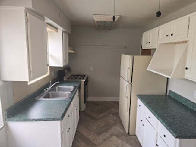 Building Photo - Charming 2 Bedroom 1 bathroom 1 car garage...
