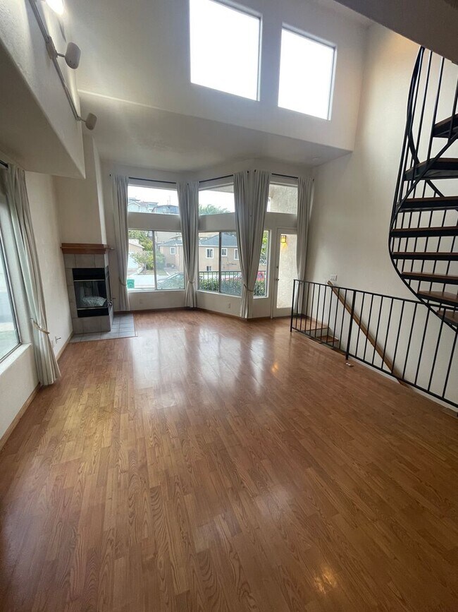 Building Photo - Point Loma 3 Bedroom 2 1/2 Bath Loft Style Townhome