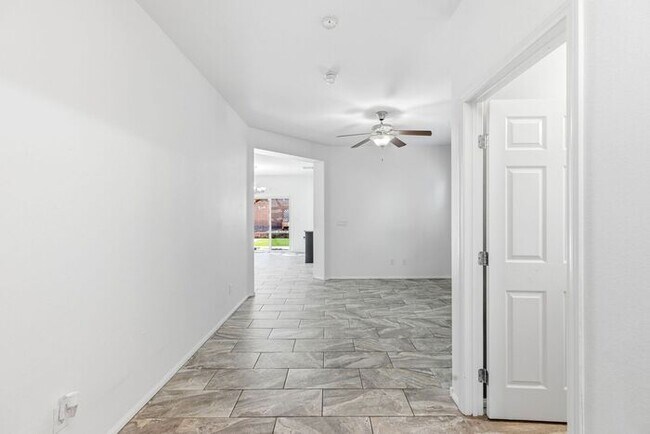 Foto del edificio - Your Next Home Awaits | 4 Bed, 3 Bath with Private Pool