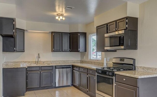 Foto del edificio - Single Story Home With Upgraded Appliances