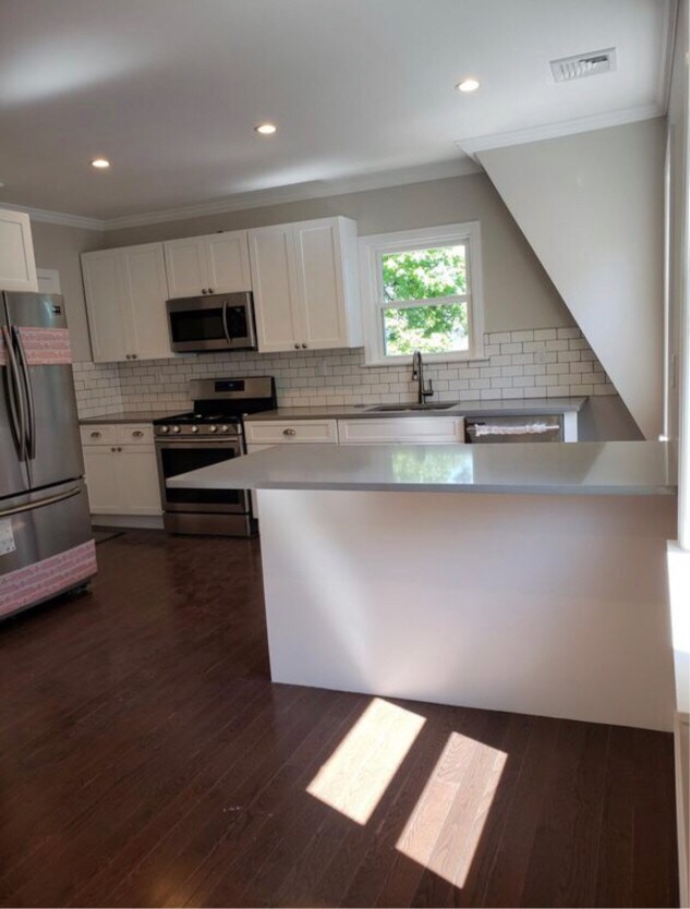 Primary Photo - 2 E Birch St