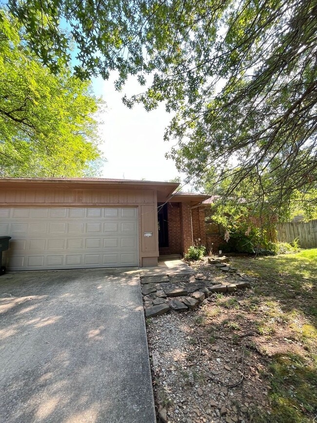 Building Photo - 3 bedroom 2 bath home, large lot, close to...