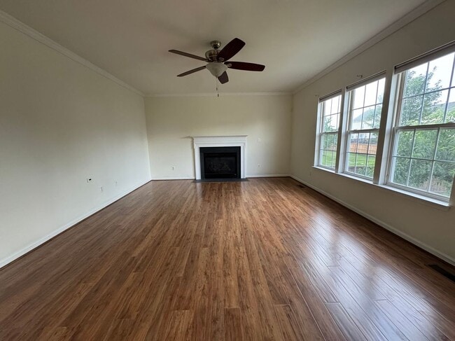 Building Photo - 105 Fredericksburg Dr