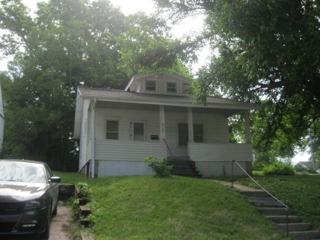 Building Photo - 2 bed 1 bath off street parking $1095