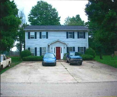 Primary Photo - 4702-4745 Victoria Dr