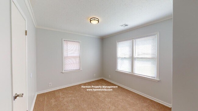 Foto del edificio - 2210 W Greenfield St