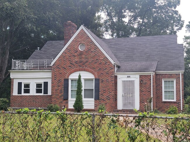 Building Photo - No Luxury Bells and Whistles But a Nice Cl...