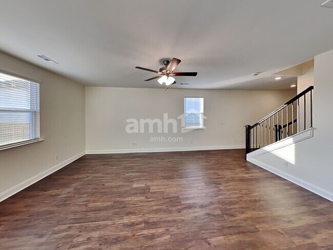Building Photo - 5231 Valor Dr