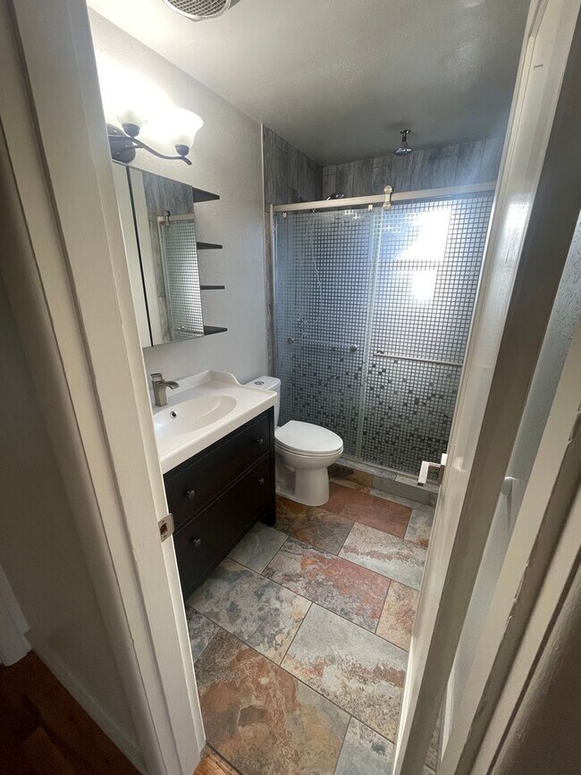 Foto del edificio - Convieniently located charming home with m...