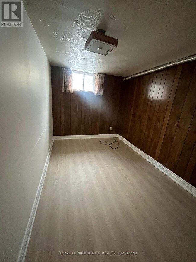 Building Photo - 6 Kingsdown Dr