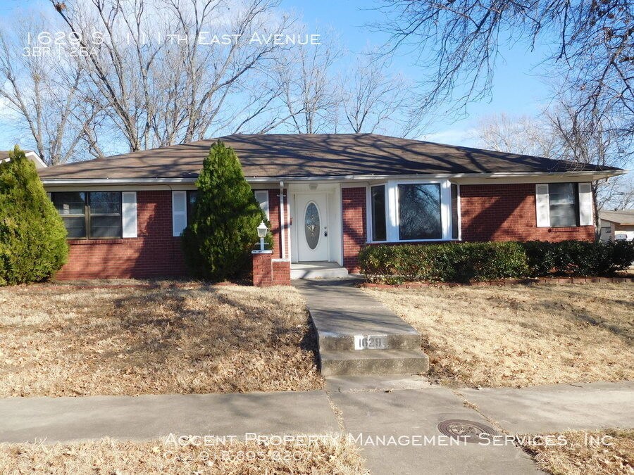 Primary Photo - 3 Bedroom, 2 bath, 2 car garage