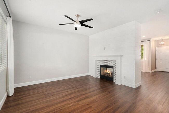 Building Photo - Beautiful 4bed/3bath Home in Marina Point