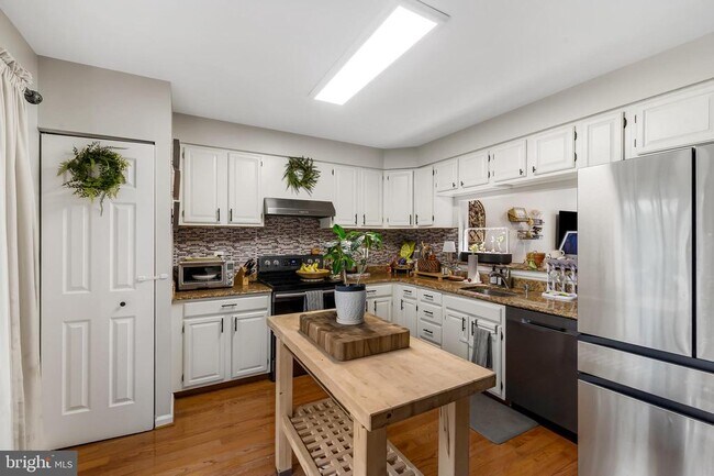 Foto del edificio - 3964 Forest Valley Rd