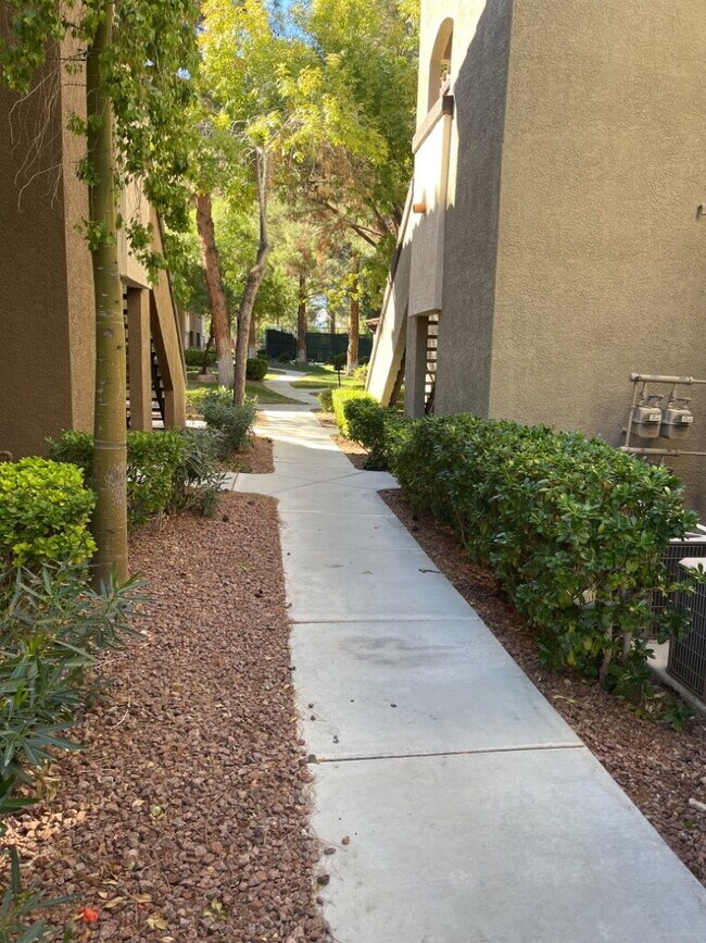 Foto del edificio - 2-bedroom 2-bathroom condo located in the guard gated community