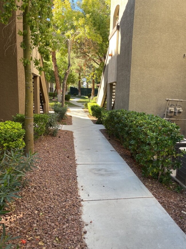 Building Photo - 2-bedroom 2-bathroom condo located in the guard gated community