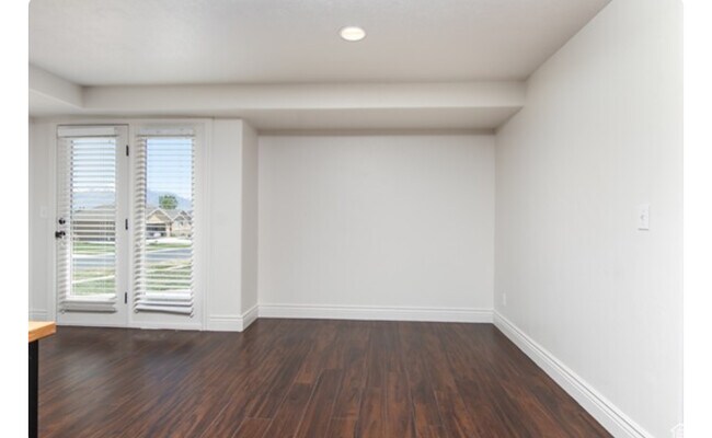 Comedor y puerta principal. - 1232 S Regal View Dr
