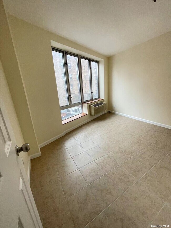 Foto del edificio - 83-17 Broadway