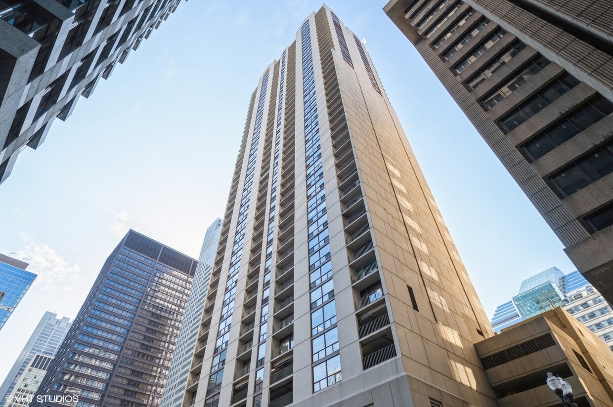 Primary Photo - 200 N Dearborn St
