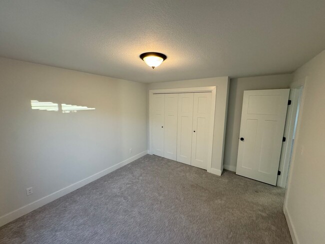 Foto del edificio - $1,850 - 4 bed 3 bath - Newer Build Duplex *COMING SOON*