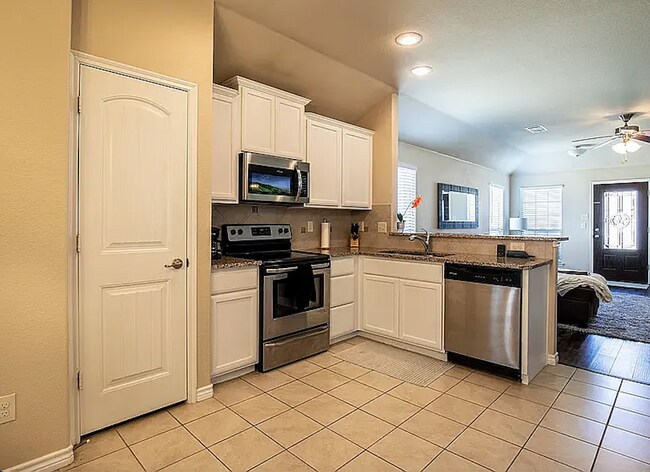 Foto del edificio - Room in House on Deadwood Ln