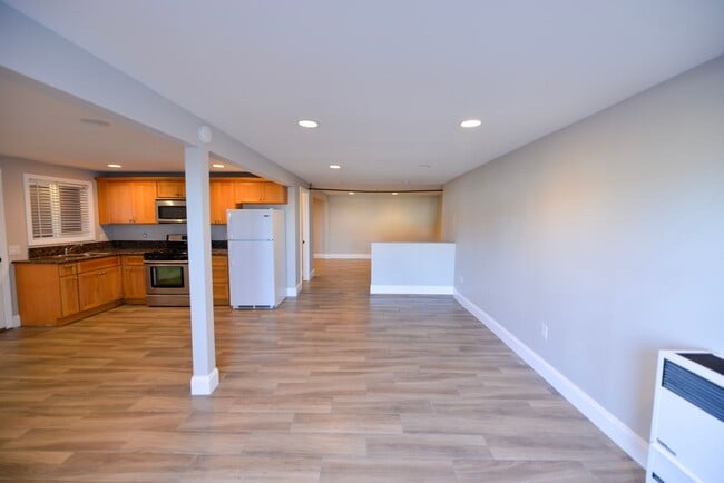 Building Photo - 1006 S El Camino Real