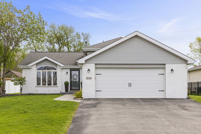 Building Photo - 16505 Timberview Dr