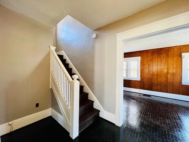 Building Photo - Beautifully finished 3 bedroom home for rent - Akron OH