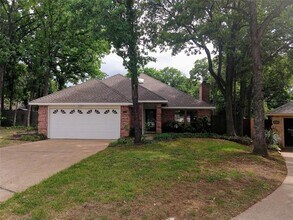 Building Photo - 6218 Paradise Dr