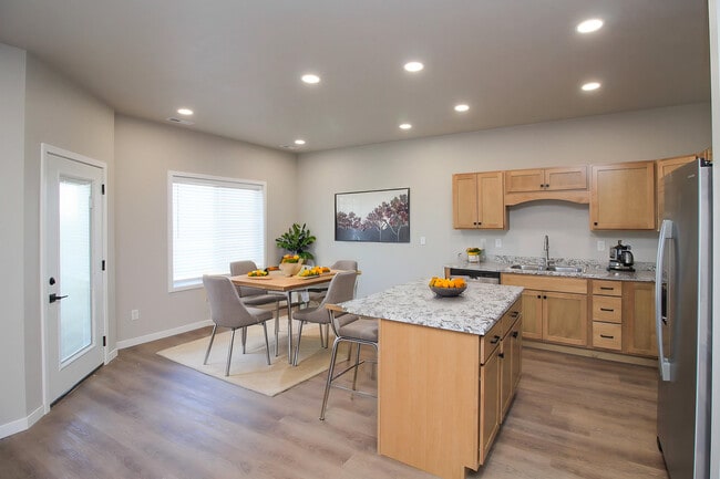 Building Photo - River Park Townhomes