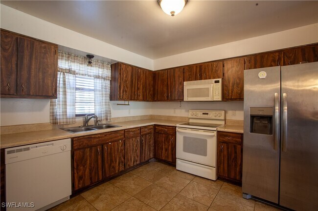 Building Photo - 8109 Sanibel Blvd