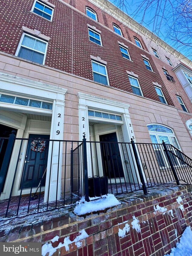 Primary Photo - 215 Community Center Ave