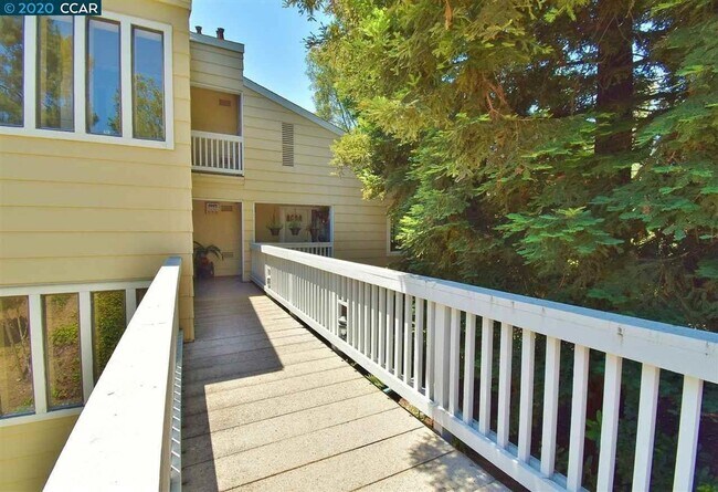 Foto del edificio - Beautifully Updated 2-bedroom 2 bath Condo...