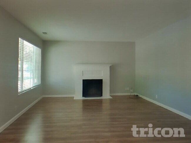 Foto del edificio - 5041 Whittier Dr