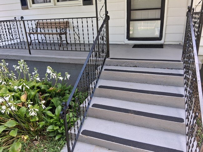 Foto del edificio - 1424 Hawkins Dr
