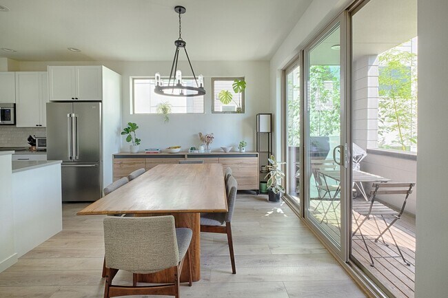 Building Photo - Impeccable Designer Townhome