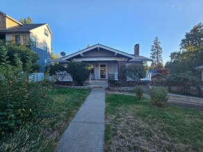Building Photo - 817 W 12th Ave