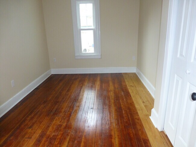 back bedroom - 158 Nash St