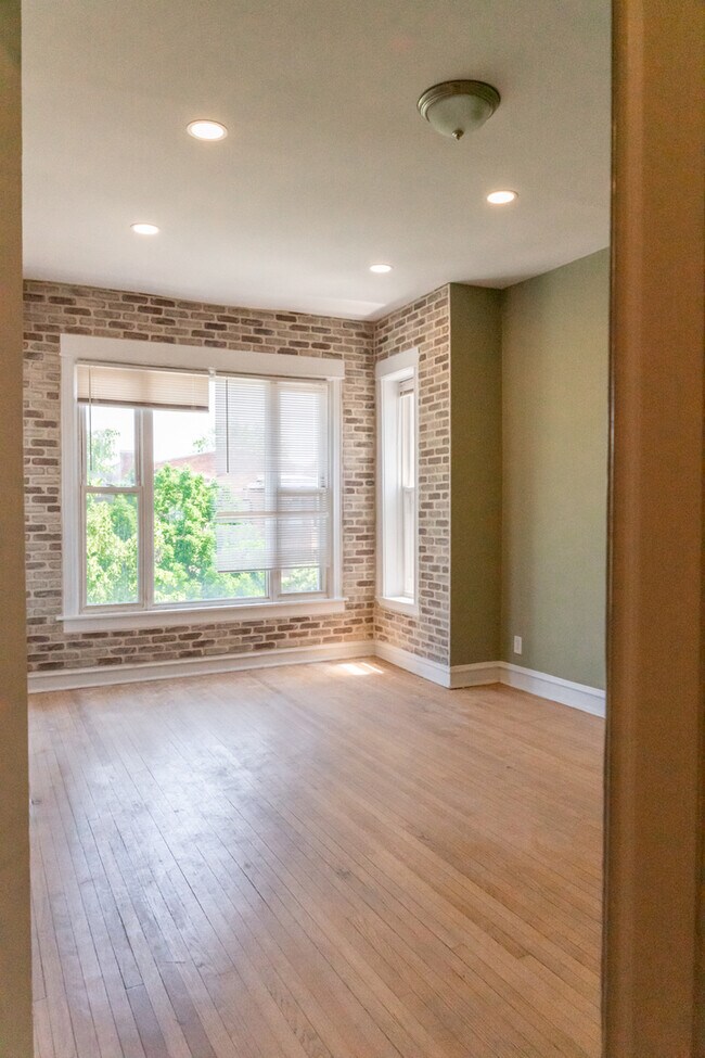 Building Photo - 5618 S Prairie Ave
