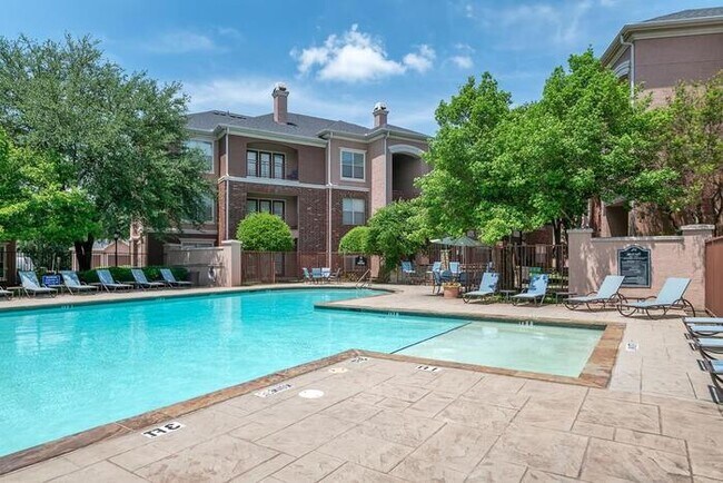 Foto del edificio - 645 N Town E Blvd